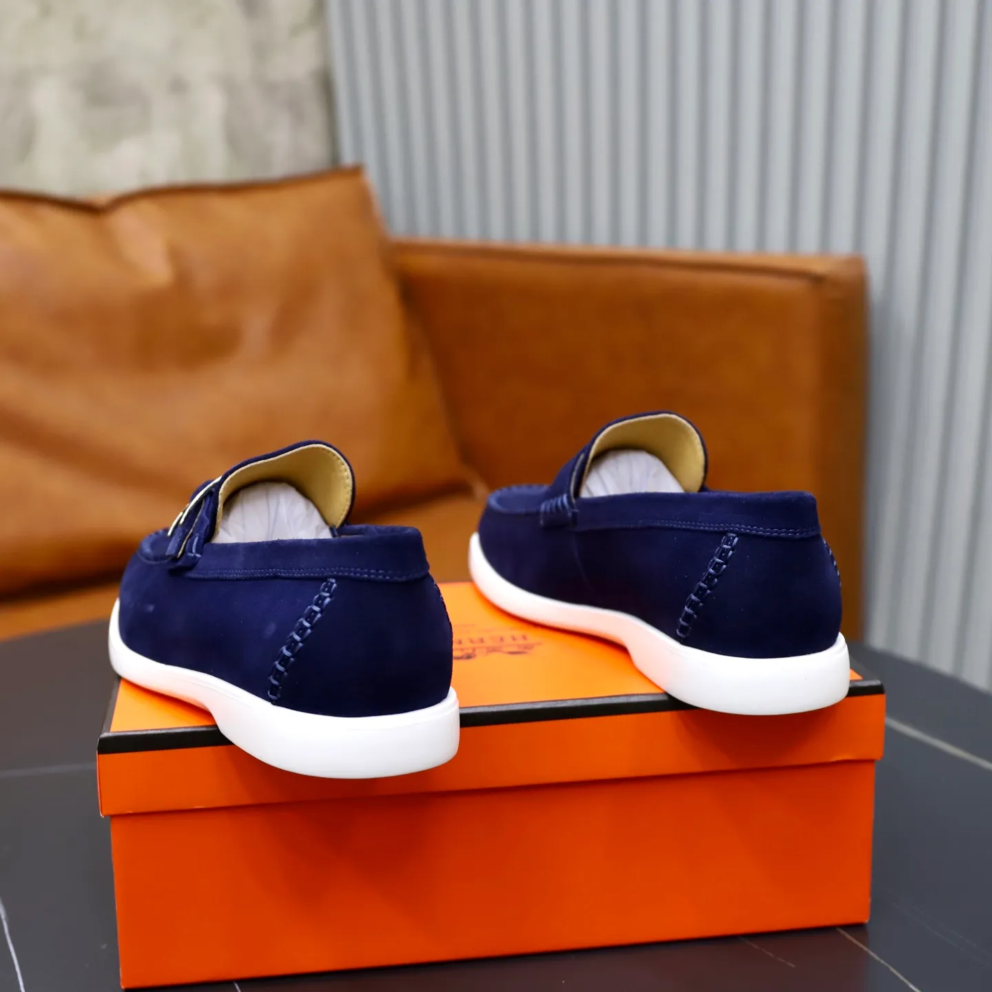 Ex-factory price: 540💰Hermès/Hermès slip-on men's shoes. This shoe is made of imported cow suede leather, with simple and smooth lines, and a 3CM rubber foam ultra-light sole combined with aerodynamic design! Youthful and fashionable, H button decoration, contrasting leather embellishment on the heel, calf lining to gently wrap your feet, with embossed logo cowhide feet, leather rock strips, casual and urban style, highlighting youthful vitality, sports and leisure version, super versatile Size number: 38-39-40-41-42-43-44 Standard leather shoe size (45 can be customized but does not support returns)